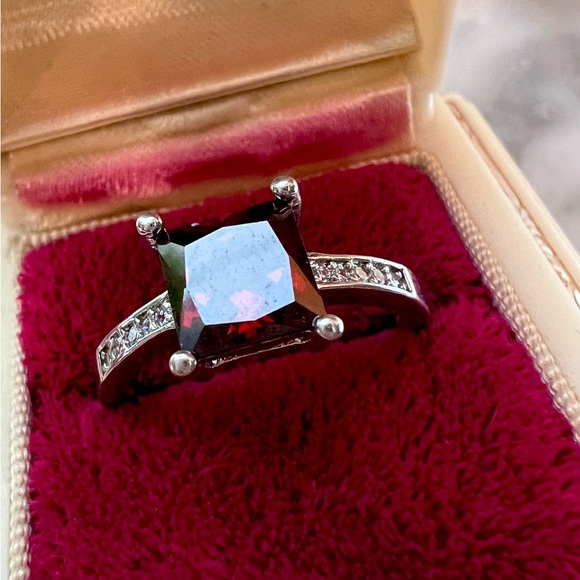 See Video! New Garnet Princess Cut Solitaire Ring with Diamond sides size 7.75 - Picture 4 of 16